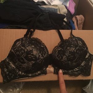 SOLD 🚫32B Victoria's Secret black push-up bra