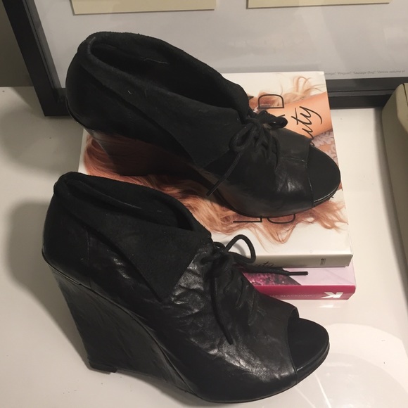 Black wedge pep-pep toe booties