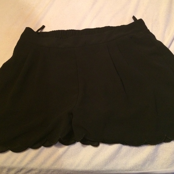 Scalloped black shorts