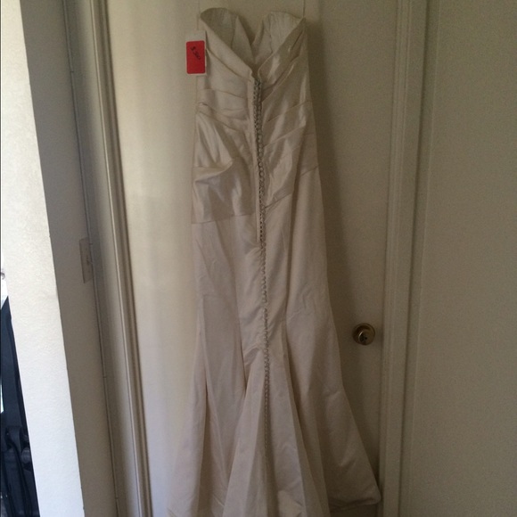 ❗️SALE❗️NWT Marisa Ivory Strapless Wedding Gown - Picture 2 of 4