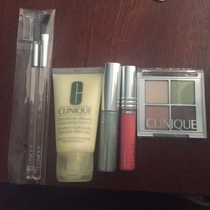 Clinique set free with $100 purchase! 😀