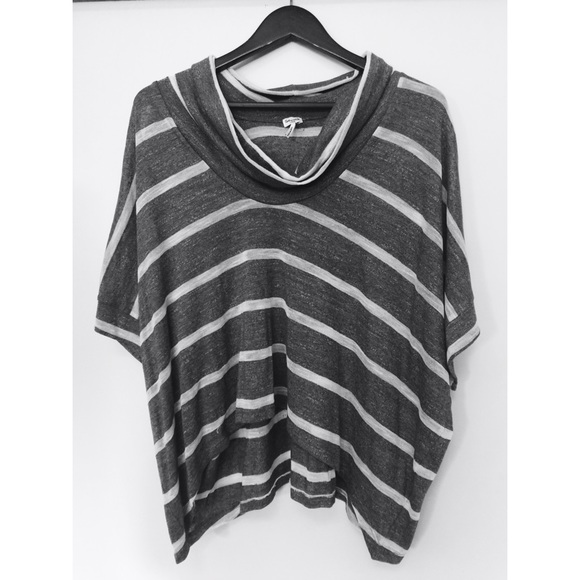 SOLD / Gray & white oversize crop top