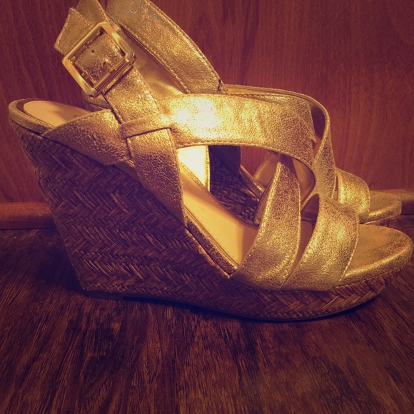 🌻GOLD STRAP CORK WEDGES🌻