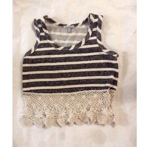 CUTE CROP TOP - NEVER WORN