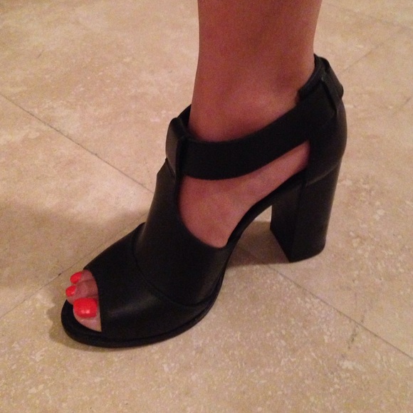 Steve Madden chunky black heel - size 8