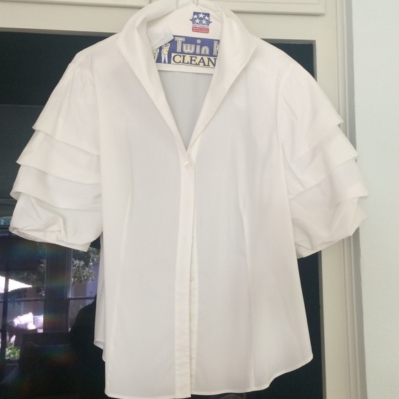 LAFAYETTE 148 pleated sleeve white cotton blouse.