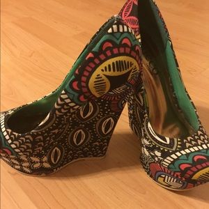 Bucco platform wedge