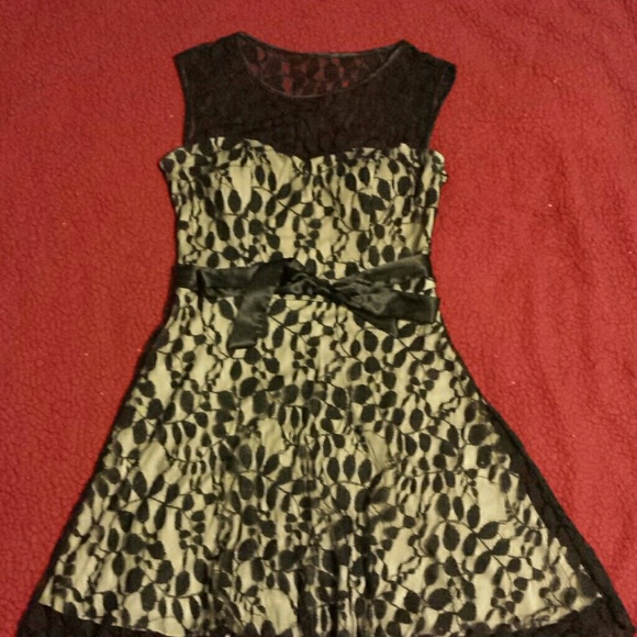 Black and nude lace dress - Picture 1 of 3