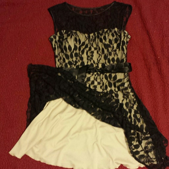 Black and nude lace dress - Picture 3 of 3