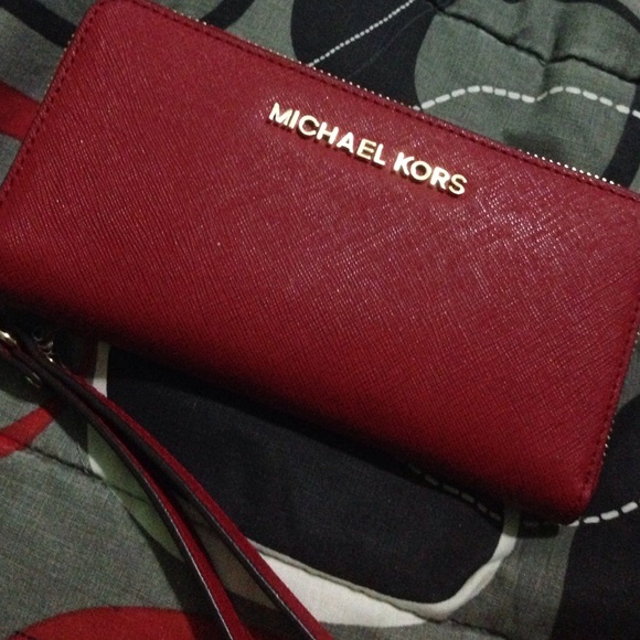 Michael Kors Clutches & Wallets - MICHAEL KORS
JET SET TRAVEL LARGE PHONE WRISTLET