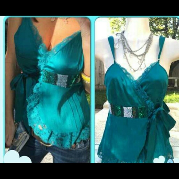 Gorgeous bebe top  stunning color