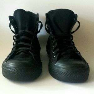 High-Top all black Converse