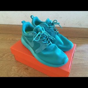 Nike Roshe Runs Turbo Green size7.5-8