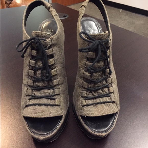 Elizabeth & James olive green canvas sandals - Picture 2 of 3