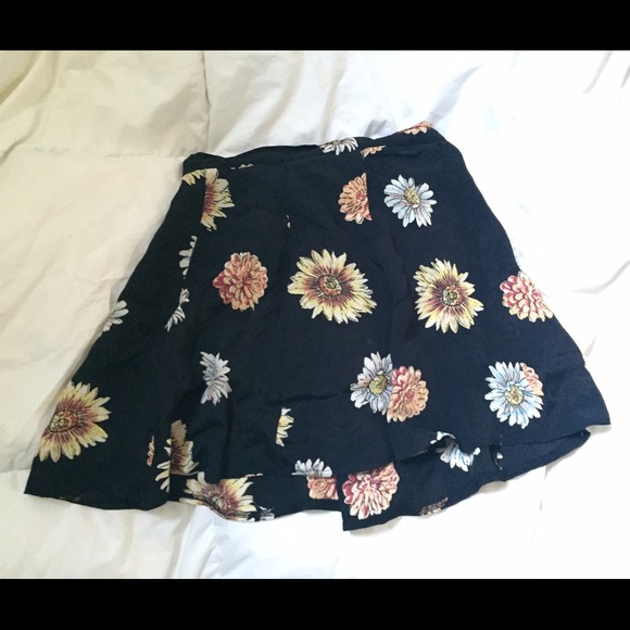 Brandy Melville black / sunflower skirt