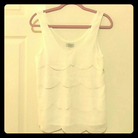 Tobi Delia Scalloped Tank in Ivory