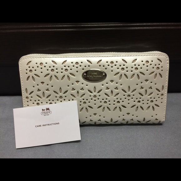 SOLD!!! Authentic Coach Wallet - Picture 1 of 3