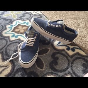 Sperry top slider laced
