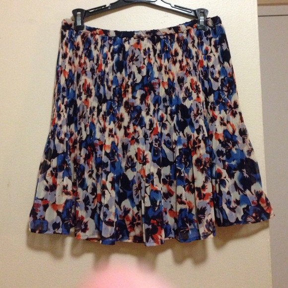 Pleated floral skirt with elastic waist