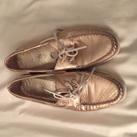 Light shiny pink sperrys