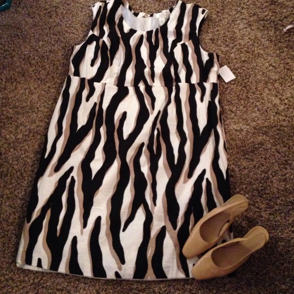 Classy Lady Dress - Picture 2 of 4