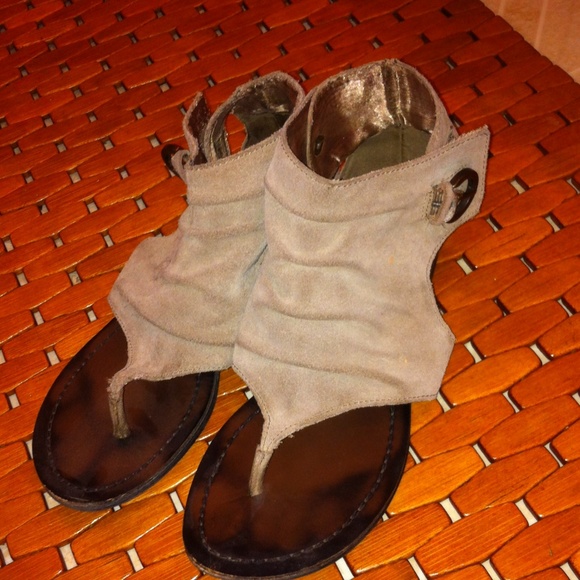 Mia rouched flat sandles