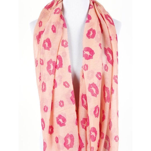 "Give me a kiss" scarf - Picture 2 of 3