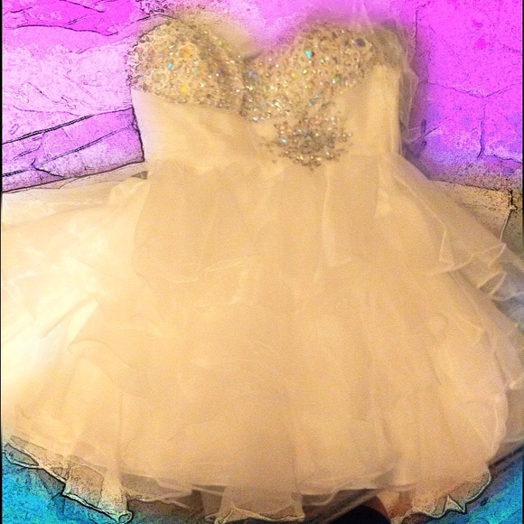 Puffy white dress - Picture 1 of 3