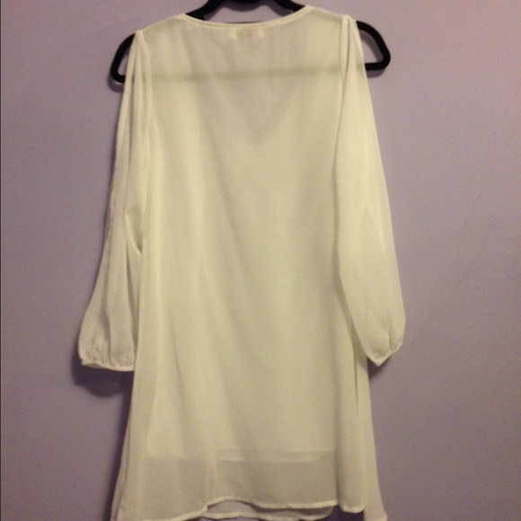 ⛔️SOLD⛔️ White split sleeve dress - Picture 3 of 4