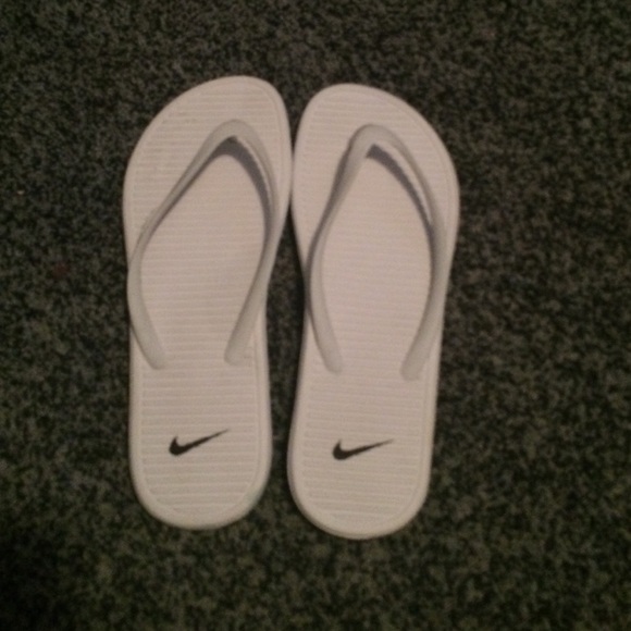 White nike flip flops