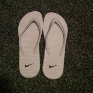 White nike flip flops