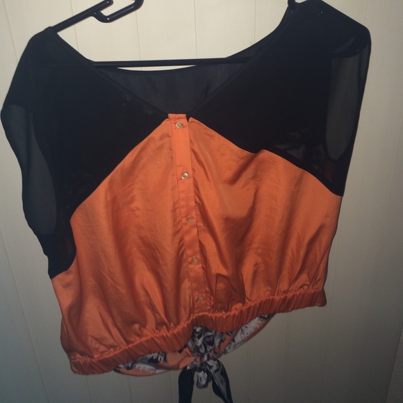 KENNETH COLE Blouse. - Picture 2 of 4