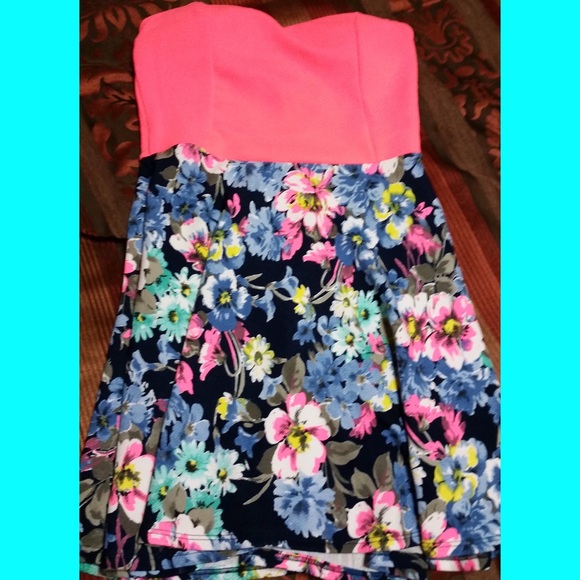 Dresses & Skirts - Strapless summer dress