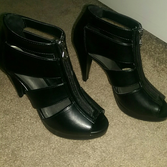 Front zipper heels