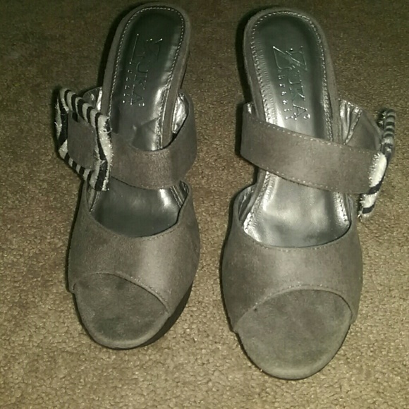 Black and gray wedges