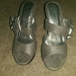 Black and gray wedges