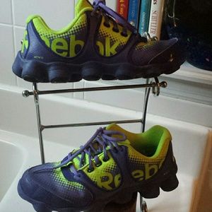 Tennis shoes