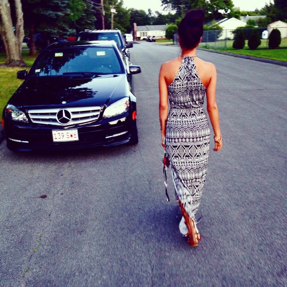 Forever 21 Dresses & Skirts - Black & white Aztec maxi dress