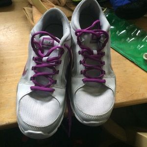 Size 7 women's Nike tennis shoe