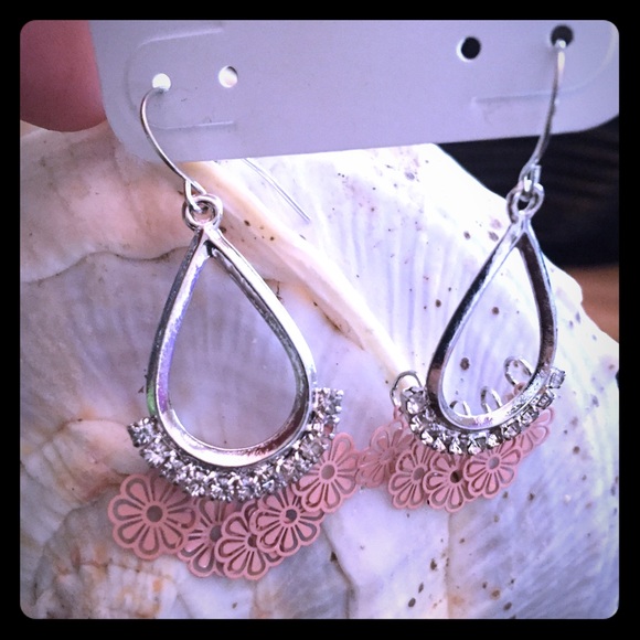 🆓 W • BUNDLE 🆓Pink flower drop earrings 🌸👙