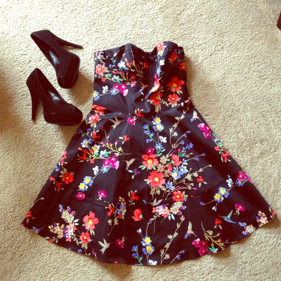 Express Dresses & Skirts - 🎉HP🎉 Gorgeous Express floral dress