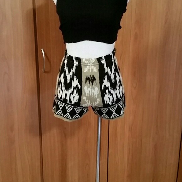 *SOLD* High waisted Aztec print hot pants
