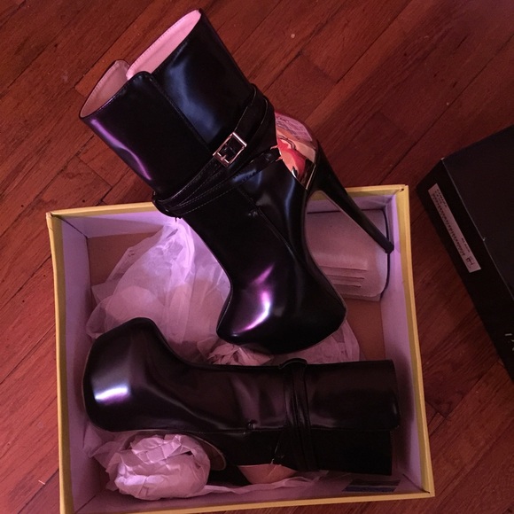 NIB Black & gold stiletto booties