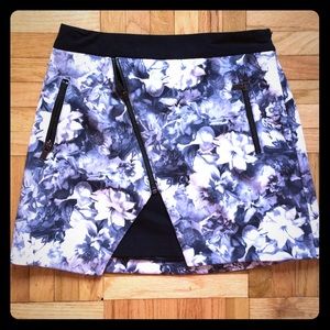 Zara XS Black and White Floral Skirt w/ Zippers