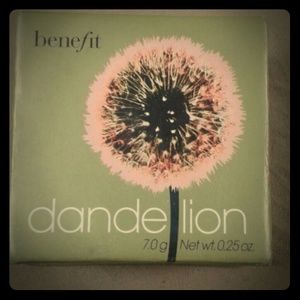 Benefit 'Dandelion' highlighting powder