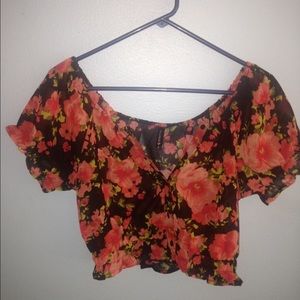 Small crop top flowery shirt