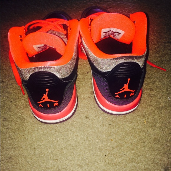 Jordan Crimson 3s SIZE 4!!! - Picture 3 of 4