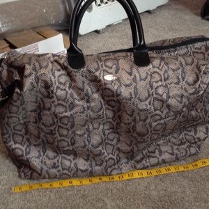 Over night bag snake skin print