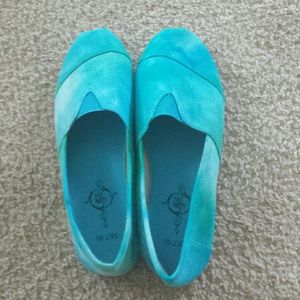*Never worn* Tie dye Tom's style slip ons