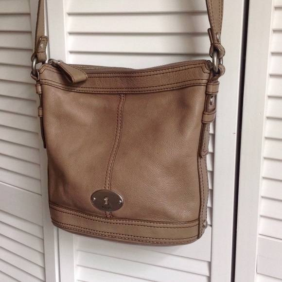Fossil Handbags - 🍃SOLD🍃 FOSSIL Maddox leather bucket bag 😍